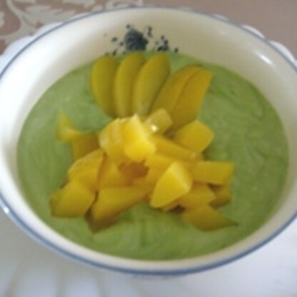 mimiさんおこんばんは～♪junさんのお隣GET！ヨーグルトに青汁混ぜたら緑色に～缶詰の桃を入れました♪綺麗になれるかな～